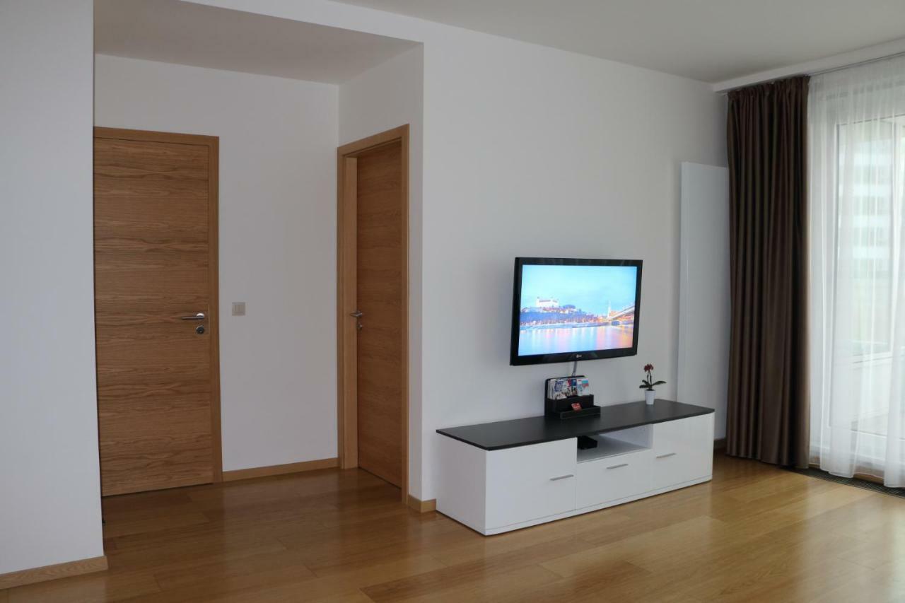 Panorama City Apartment With Free Parking บราติสลาวา ภายนอก รูปภาพ